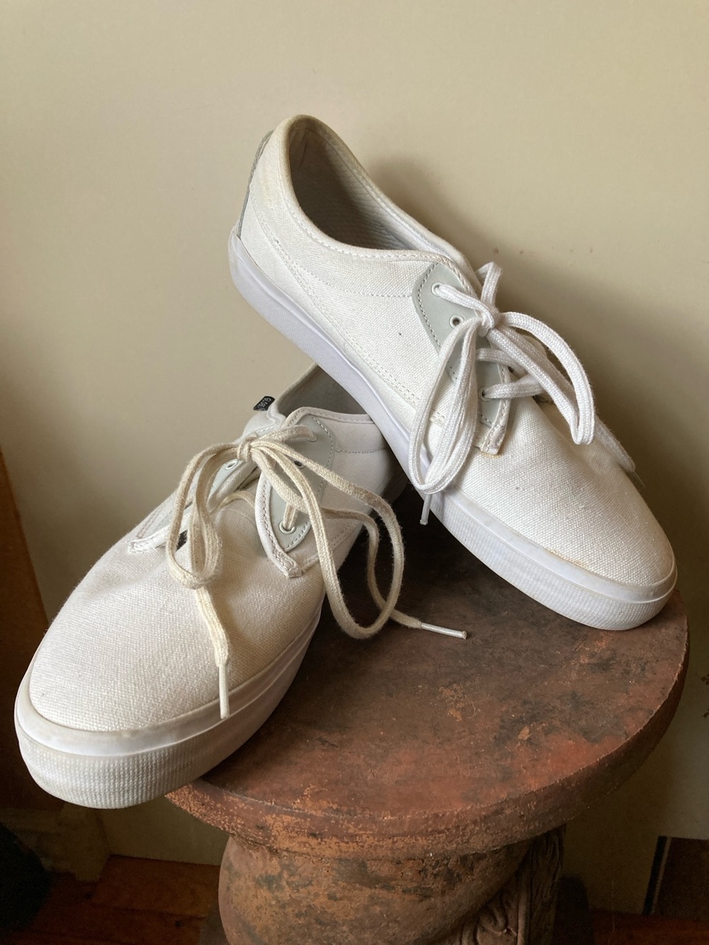 Men’s Globe Size 11.5 Moonshine white canvas sneakers/ skateboard shoes